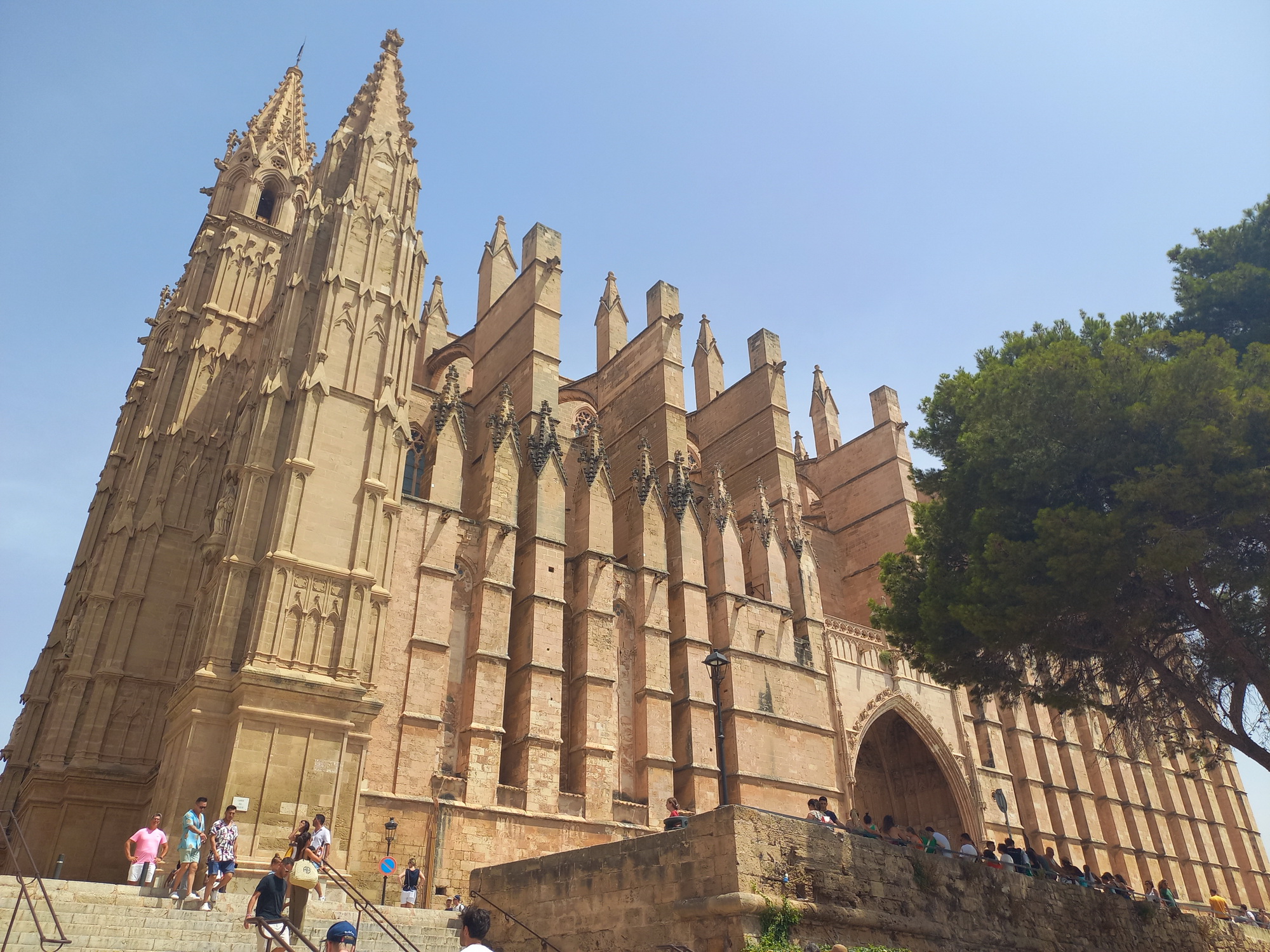 PALMA DE MALLORCA, TO JE SMĚS ŠPANĚLSKÉHO TEMPERAMENTU A KATALÁNSKÉ NOBLESY